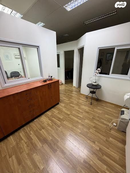 משרדים, שדרות וייצמן 6, קרית יערים, רמת השרון