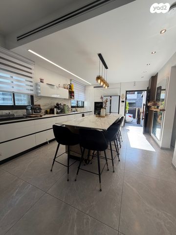 דו משפחתי, חנה מרון, נאות אפק, אפקה, קרית ביאליק