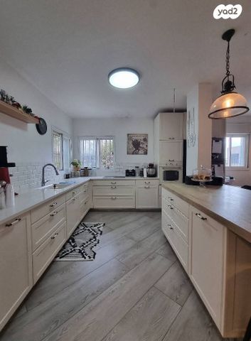 דו משפחתי, נעלה