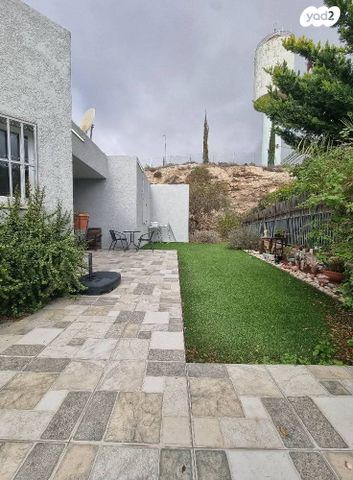 דו משפחתי, נעלה