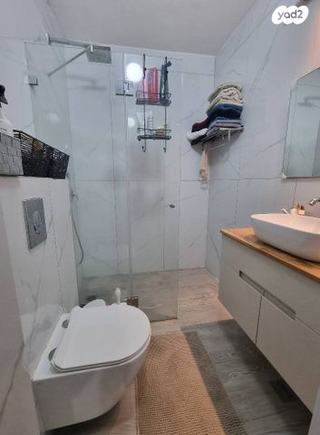 דו משפחתי, נעלה