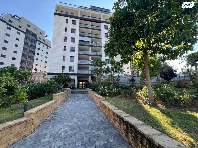 דירה, יוסי בנאי, פסגות אפק, ראש העין