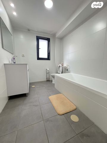 דירה, יוסי בנאי, פסגות אפק, ראש העין