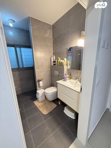 דירה, דרך אריק שרון 11, מעונות גאולה, חיפה