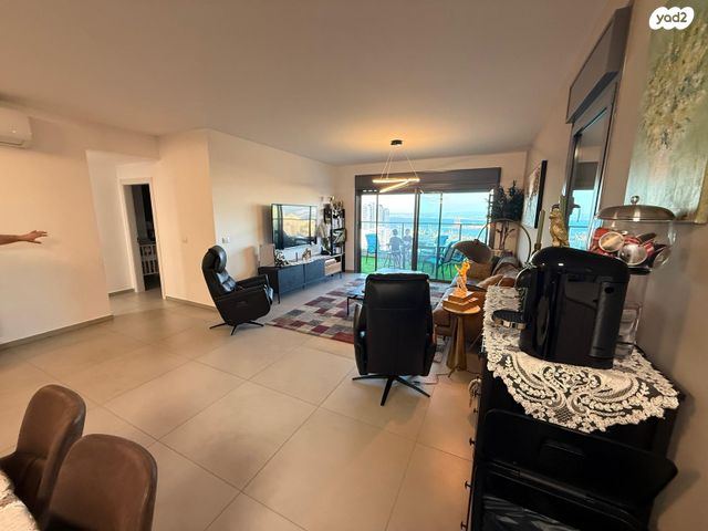 דירה, דרך אריק שרון 11, מעונות גאולה, חיפה