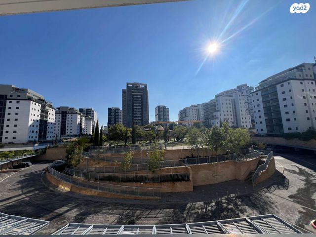 דירה, יוסי בנאי, פסגות אפק, ראש העין