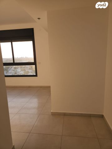 דירה, יעקב תמרי, חצרות המושבה, רחובות