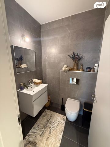 דירה, דרך אריק שרון 11, מעונות גאולה, חיפה