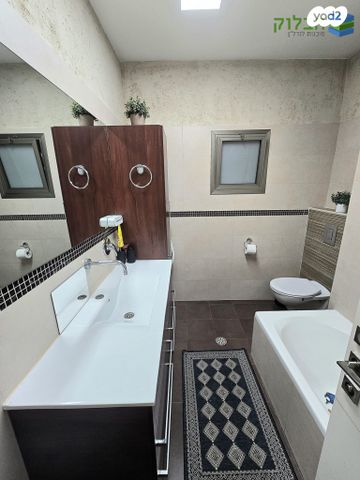 דירה, רמב"ם, ראשון לציון