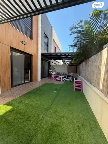 דו משפחתי, חנה מרון, נאות אפק, אפקה, קרית ביאליק