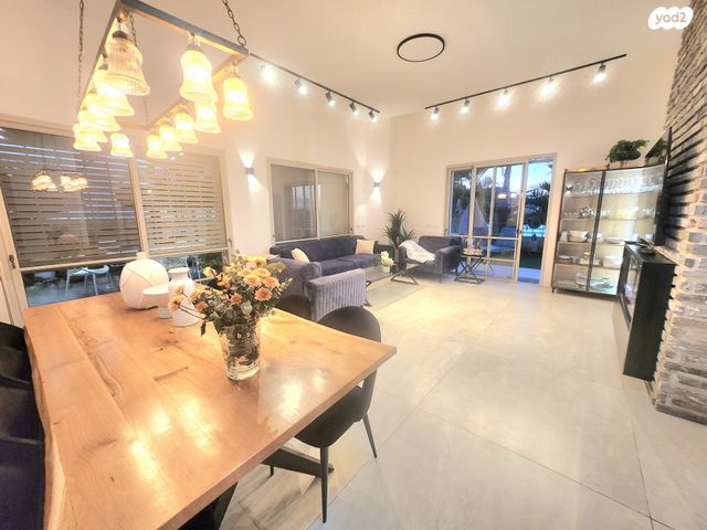 בית פרטי/ קוטג', נאות הפרחים, גן יבנה