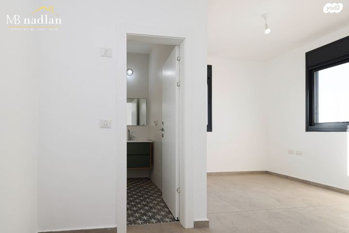 גג/ פנטהאוז, נופי בן שמן, לוד