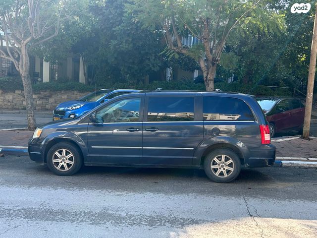 מודעת רכב קרייזלר גראנד וויאג'ר