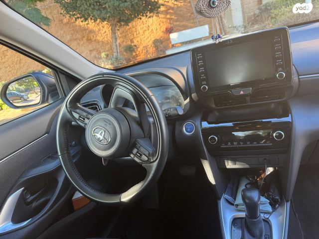 טויוטה יאריס קרוס