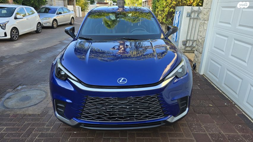 לקסוס LBX