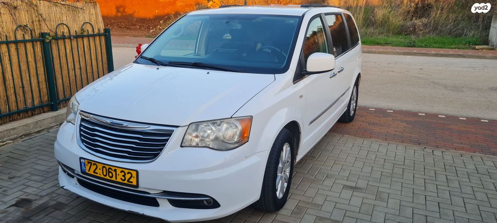 מודעת רכב קרייזלר גראנד וויאג'ר