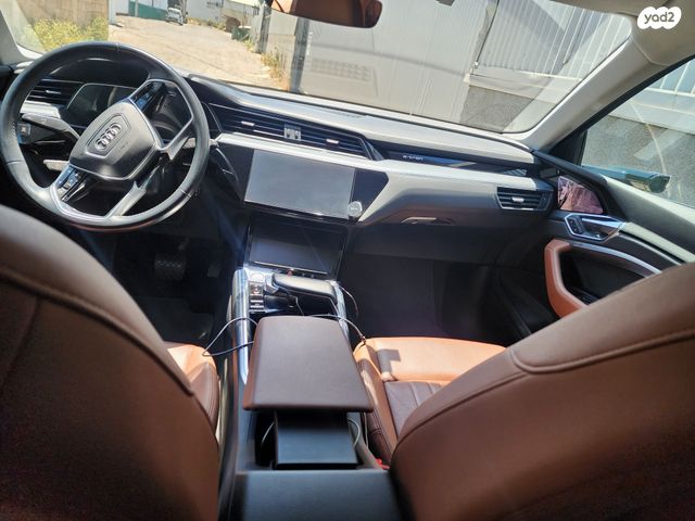 מודעת רכב אאודי E-tron