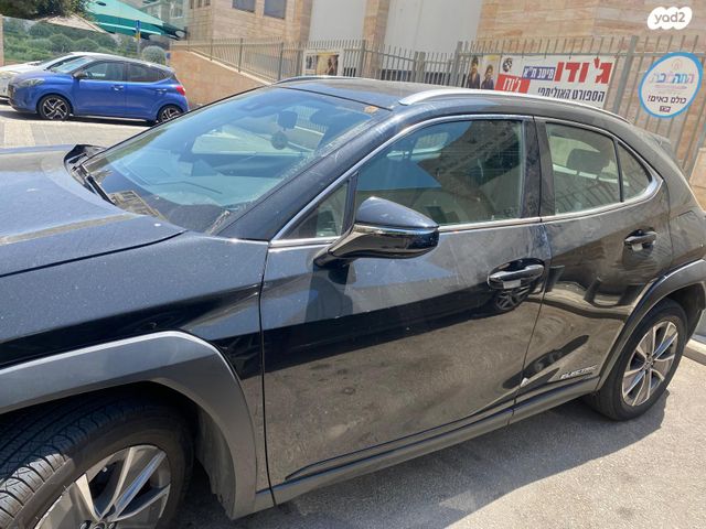 מודעת רכב לקסוס UX