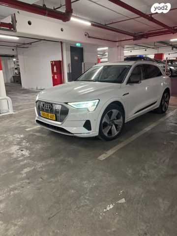 מודעת רכב אאודי E-tron