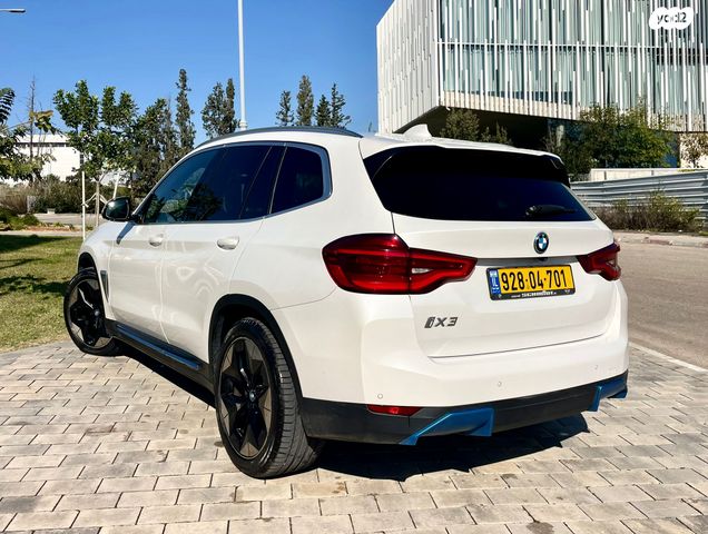 ב מ וו iX3