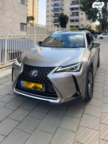 מודעת רכב לקסוס UX