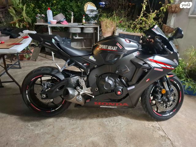 מודעת רכב הונדה CBR1000RR