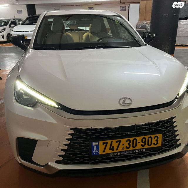מודעת רכב לקסוס LBX