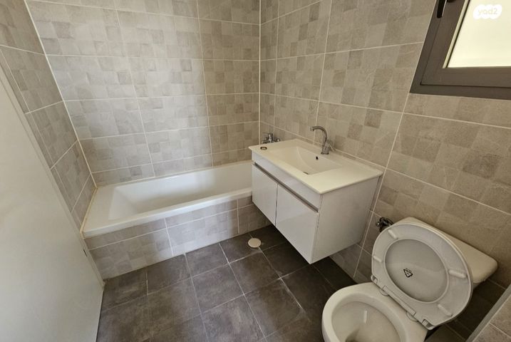 דירה, לאה גולדברג 10, חתני פרס ישראל, באר יעקב