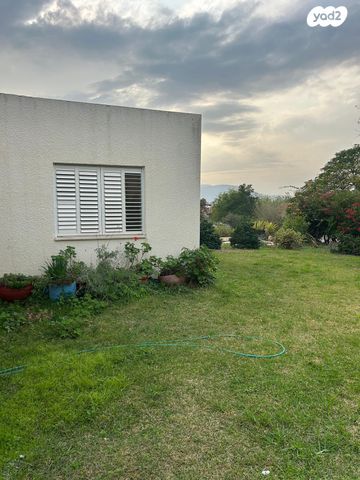 דו משפחתי, הפרחים 1, בית השיטה, בית השיטה