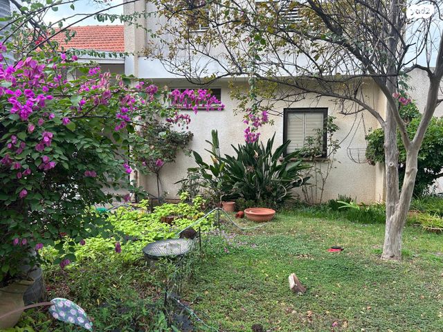 דו משפחתי, הפרחים 1, בית השיטה, בית השיטה