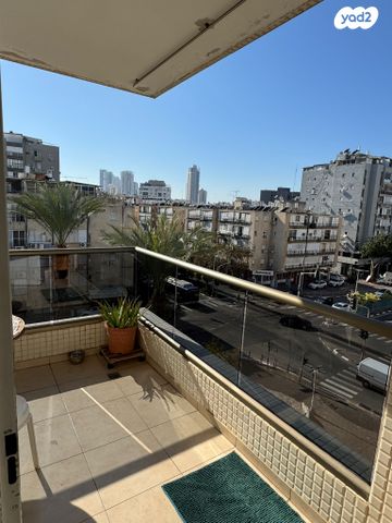 דירה, הרצל 79, לב העיר, בת ים