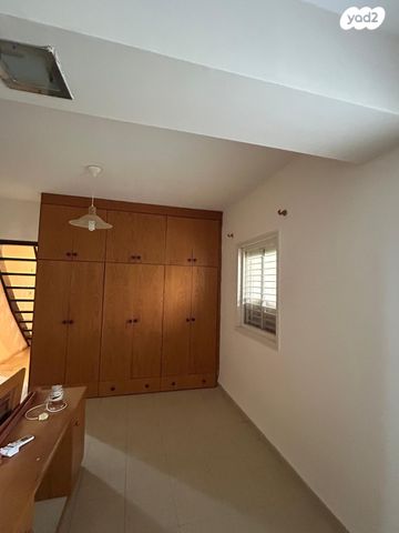 דו משפחתי, הפרחים 1, בית השיטה, בית השיטה