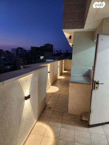 גג/ פנטהאוז, הראובני 3, גרין ועם, חולון