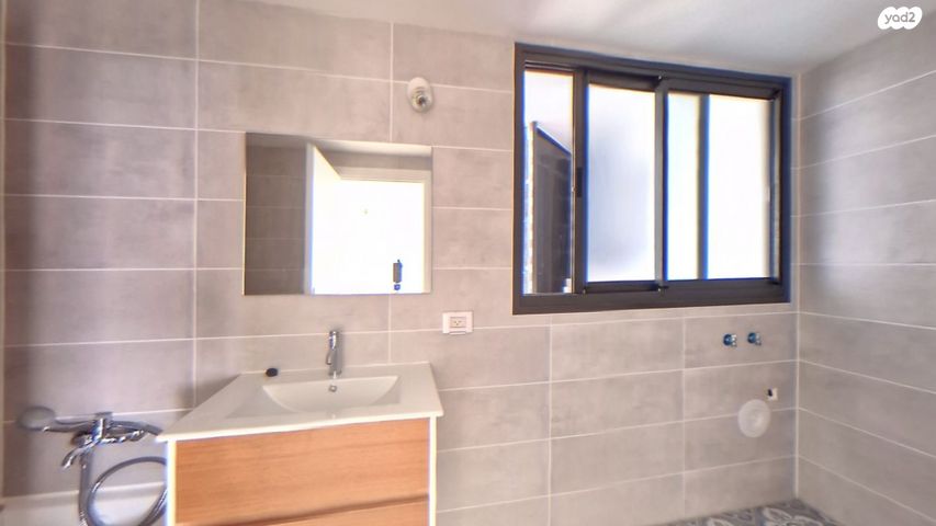 דירה, יונה וולך, הוד השרון