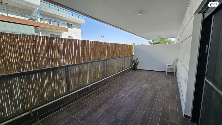 דירה, שיר השירים, גן יבנה מערב, גן יבנה