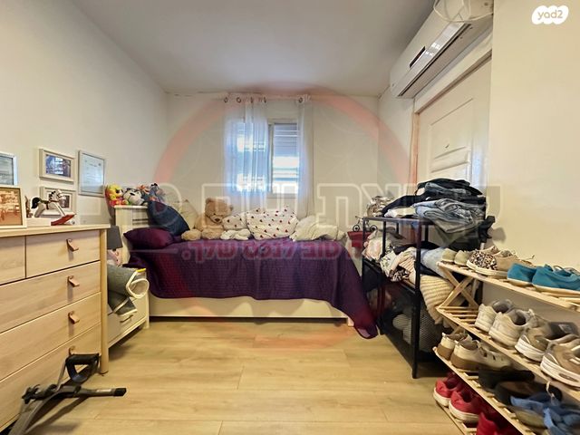 דו משפחתי, נורית, אומן, אומן