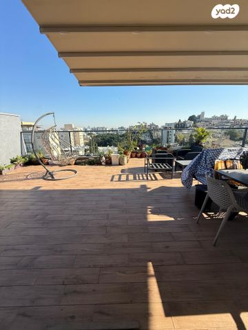 גג/ פנטהאוז, פועלי הרכבת, גבעתיים