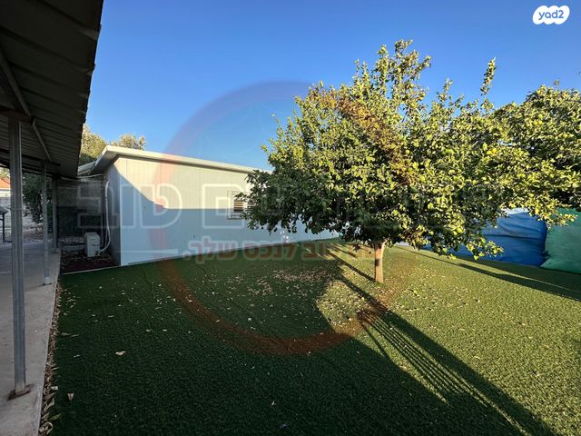 דו משפחתי, נורית, אומן, אומן