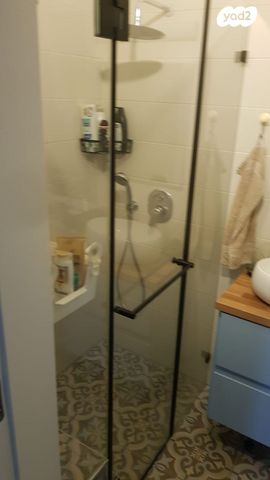 דירה, הרב זבולון גרז, רחובות הצעירה, רחובות