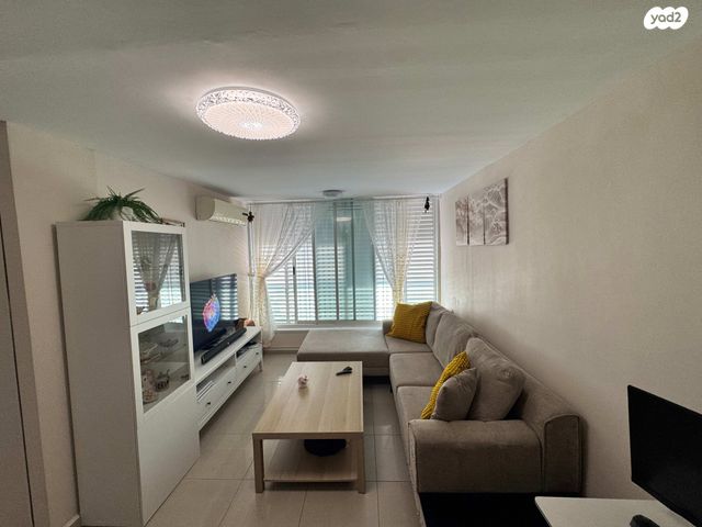 דירה, האילן, מנחם בגין, עכו