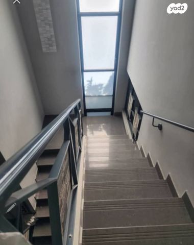 דו משפחתי, ד"ר אבא אחימאיר, רשפים, גדרה