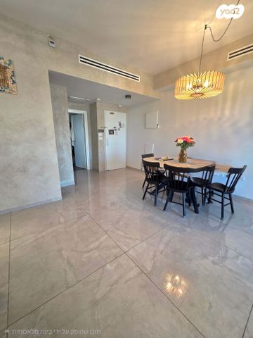 גג/ פנטהאוז, דרך העצמאות, ליבת העיר, יהוד מונוסון