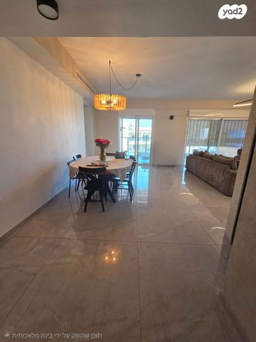 גג/ פנטהאוז, דרך העצמאות, ליבת העיר, יהוד מונוסון