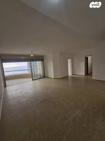 דירה, יצחק שדה 10, דרום מערב ותיק, בת ים