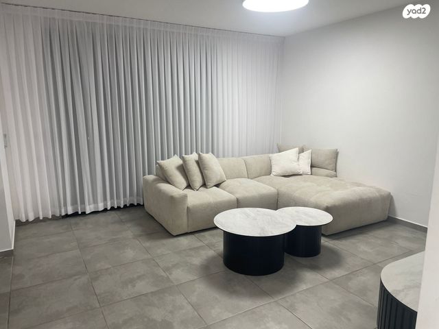 דירה, שיר השירים, גן יבנה מערב, גן יבנה