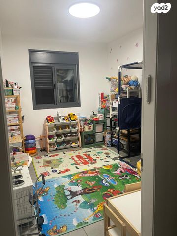 דירה, שיר השירים, גן יבנה מערב, גן יבנה