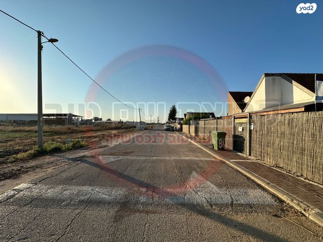 דו משפחתי, נורית, אומן, אומן