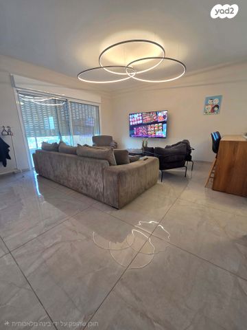 גג/ פנטהאוז, דרך העצמאות, ליבת העיר, יהוד מונוסון