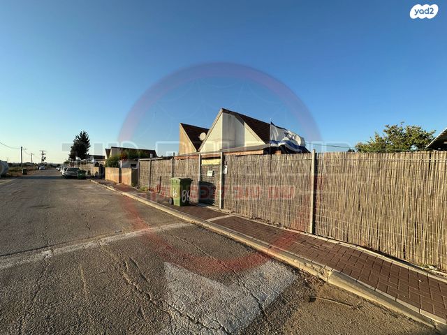 דו משפחתי, נורית, אומן, אומן