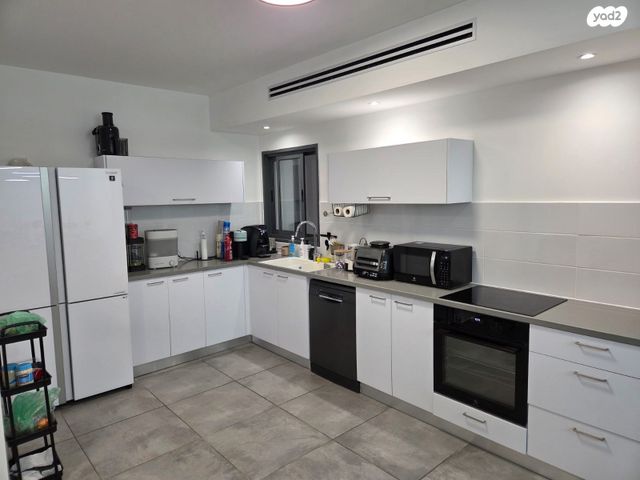 דירה, שיר השירים, גן יבנה מערב, גן יבנה